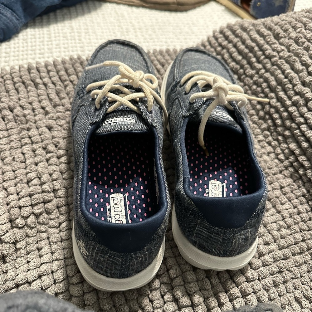 Skechers Denim Blue Sneakers with white Accents.
Gogo Mat by Skechers